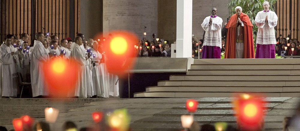 Tausende Taizé-Pilger beteten am Samstagabend mit Papst Benedikt XVI. vor dem Petersdom in Rom.