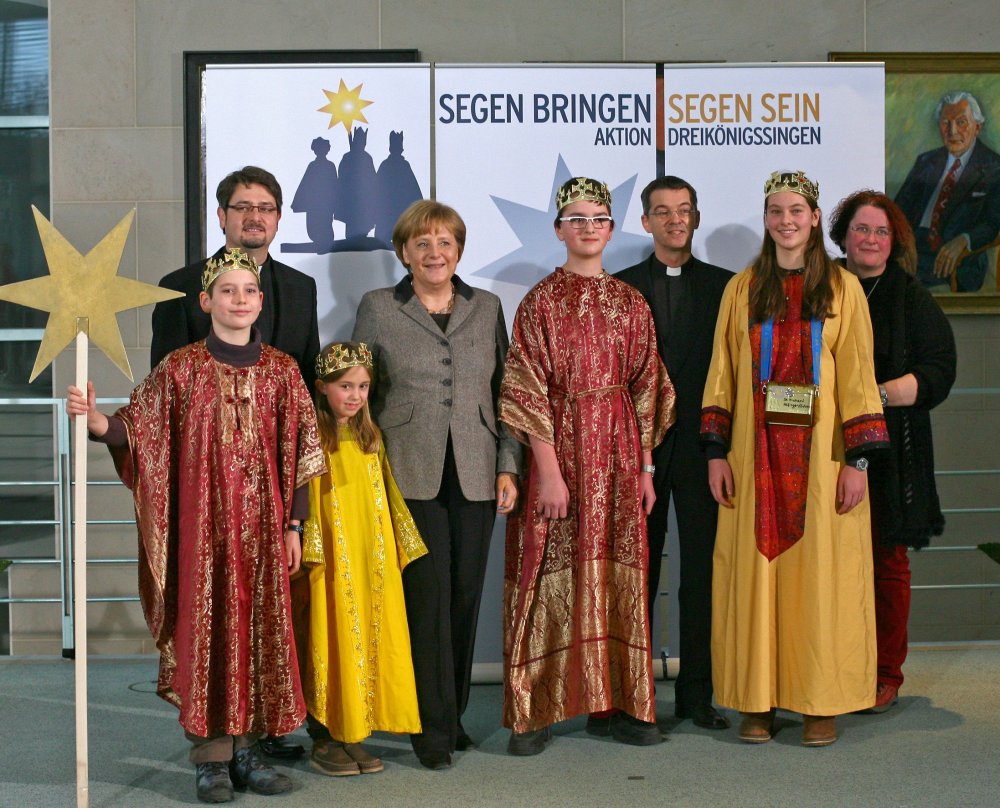 Bundeskanzlerin Angela Merkel mit Sternsingern aus Gebersheim, Bistum Rottenburg-Stuttgart.