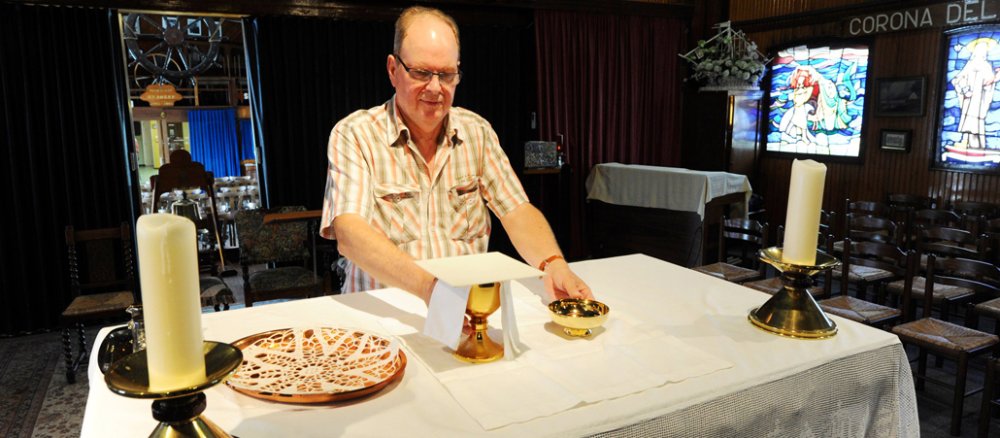 Jos Vanhoof, Pfarrer der Antwerpener Seeleute und Binnenschiffer in der Kapelle im Kirchenschiff "Sankt Jozef".