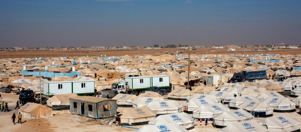 Bis zum Horizont stehen Zelte stehen Dicht an Dich im jordanischen Sand. Darüber erhebt sich majestätisch der blaue Himmel.