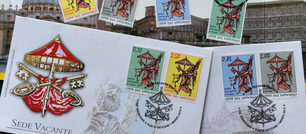 Die Sonderbriefmarken zur Sedisvakanz, im Hintergrund der Petersdom.