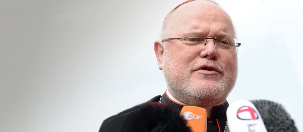 Kardinal Marx mit vielen Mikrophonen