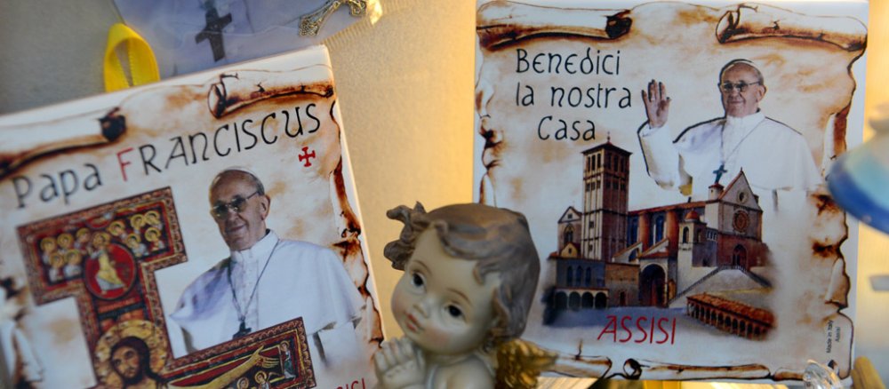 Souvenirs: Zwei Kacheln mit Papst Franziskus und der Basilika San Francesco von Assisi.