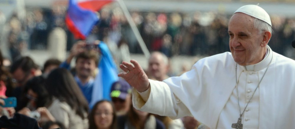 Papst Franziskus fährt zu Beginn einer Generalaudienz mit dem Papamobil durch die Menge.