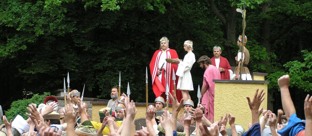 Zu sehen ist die Szene, in der Jesus verurteilt wird.