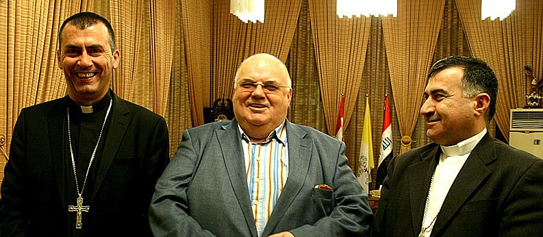 Der Essener Caritas-Mitarbeiter Rudi Löffelsend (M.) bei einem Besuch im Irak im Juni 2013. Neben ihm stehen der Erzbischof von Mosul, Amel S. Nona (l.), und der Erzbischof von Erbil, Bashar Warda.