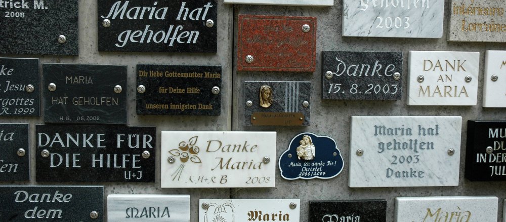 Votivtafeln an der Marienkapelle in Marpingen.