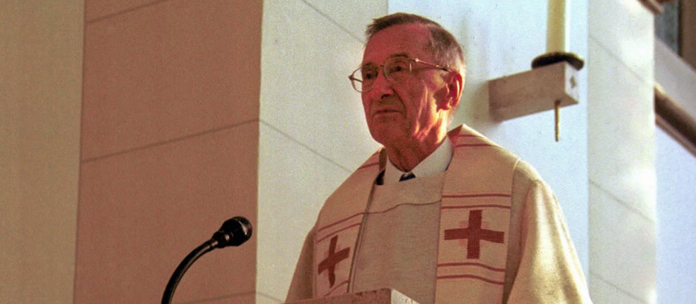 Der Priester und Tübinger Dogmatiker Peter Hünermann bei einer Predigt im Jahr 2000