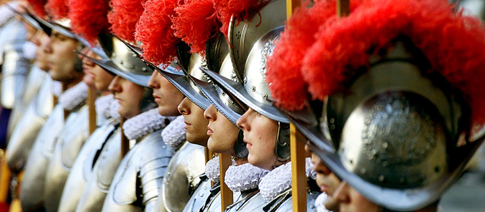 Soldaten der Schweizergarde stehen in einer Reihe.