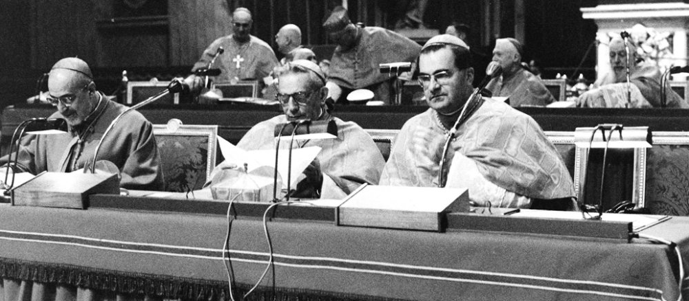Zweites: Vatikanisches Konzil: Kardinal Julius Döpfner (rechts), Erzbischof von München und Freising, als Moderator in der Konzilsaula.