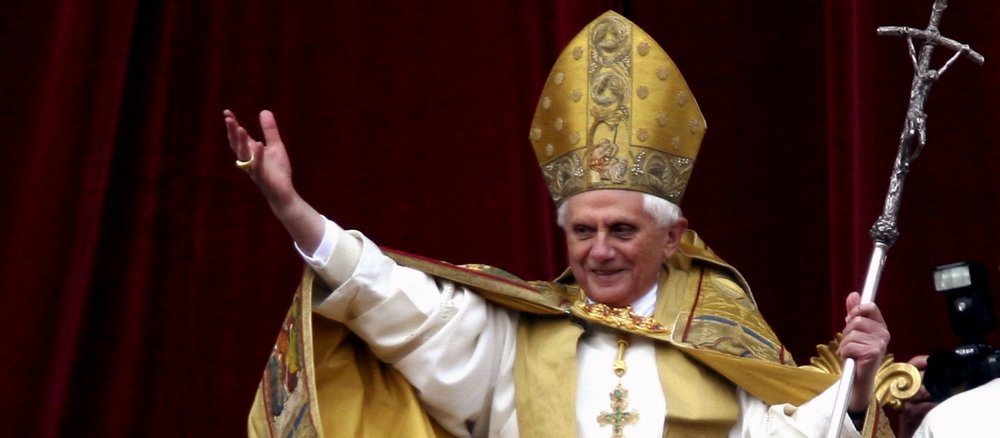 Papst Benedikt XVI. winkt vom Balkon auf den Petersplatz.