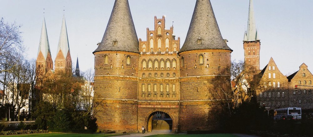 Das Holstentor in Lübeck mit den Türmen der Marienkirche links und der Petrikirche rechts.
