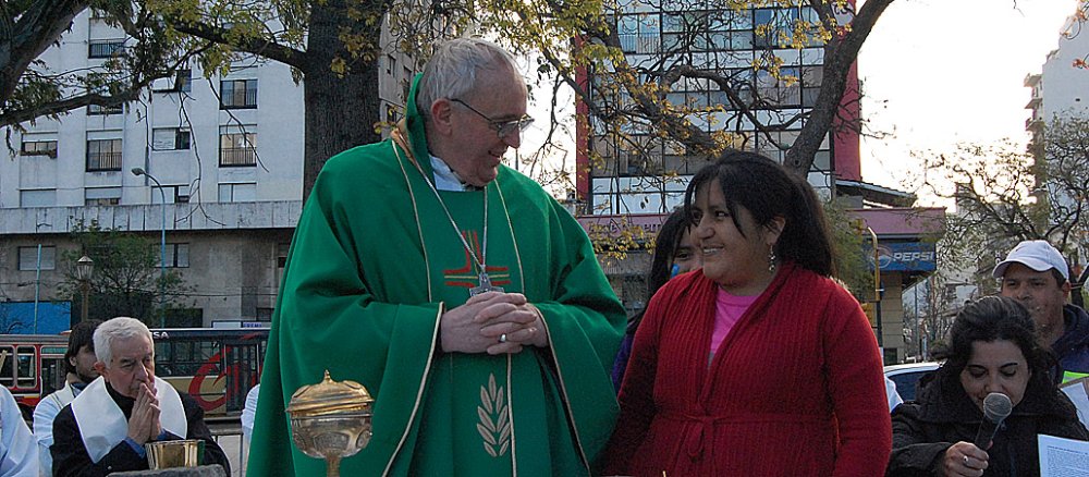 Kardinal Jorge Mario Bergoglio während einer Messe in Buenos Aires im Gespräch mit Olga Cruz.
