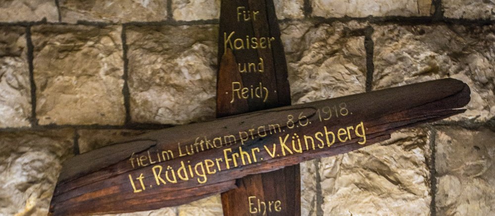 Dieses Kreuz wurde aus dem Propeller eines Flugzeugs aus dem Ersten Weltkrieg geschnitzt.