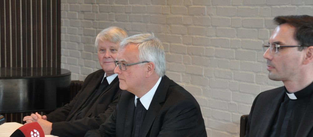 Bischof Heiner Koch bei einer Pressekonferenz.
