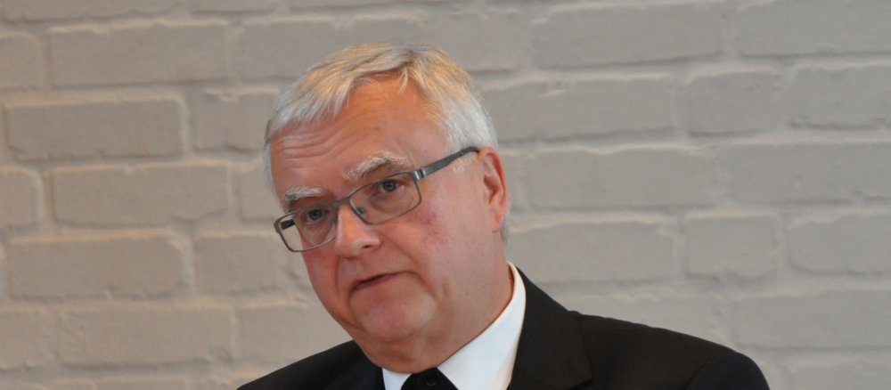 Bischof Heiner Koch bei einer Pressekonferenz