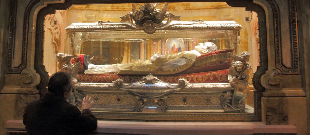 In dem Sarkophag in der Maria-Hilf-Basilika in Turin-Valdocco befinden sich die sterblichen Überreste des heiligen Don Bosco.