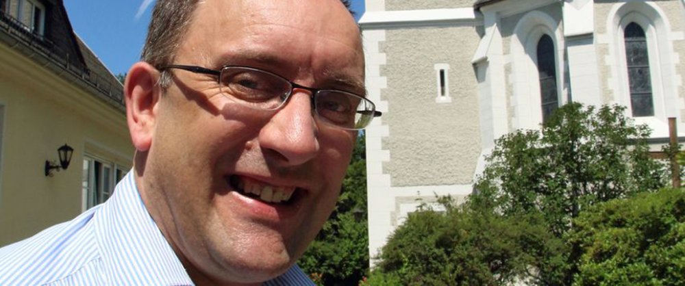 Saberniak steht vor der Kirche Mariä Namen.