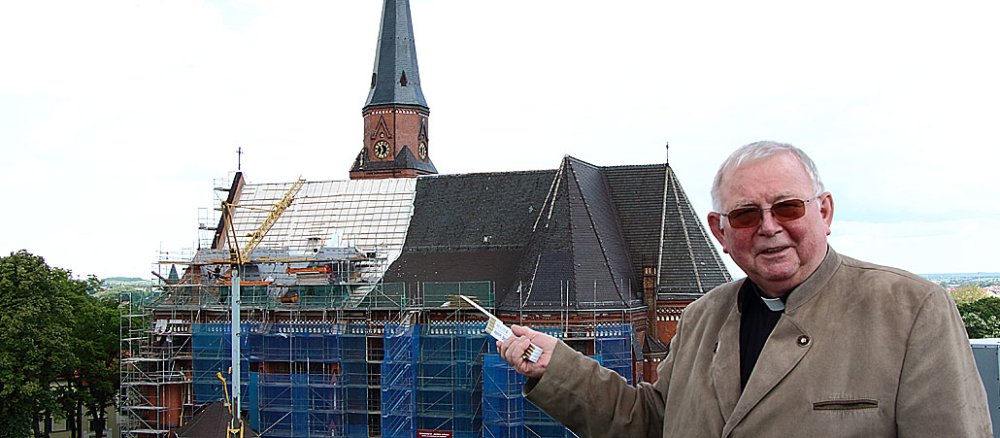 Der Görlitzer Dompropst Hubertus Zomack vor der Kathedrale St. Jakobus, die 2013 umfassend saniert wird.