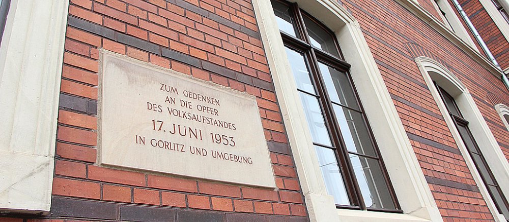Eine Gedenktafel erinnert in Görlitz an die Opfer des Volksaufstandes in der DDR am 17. Juni 1953.