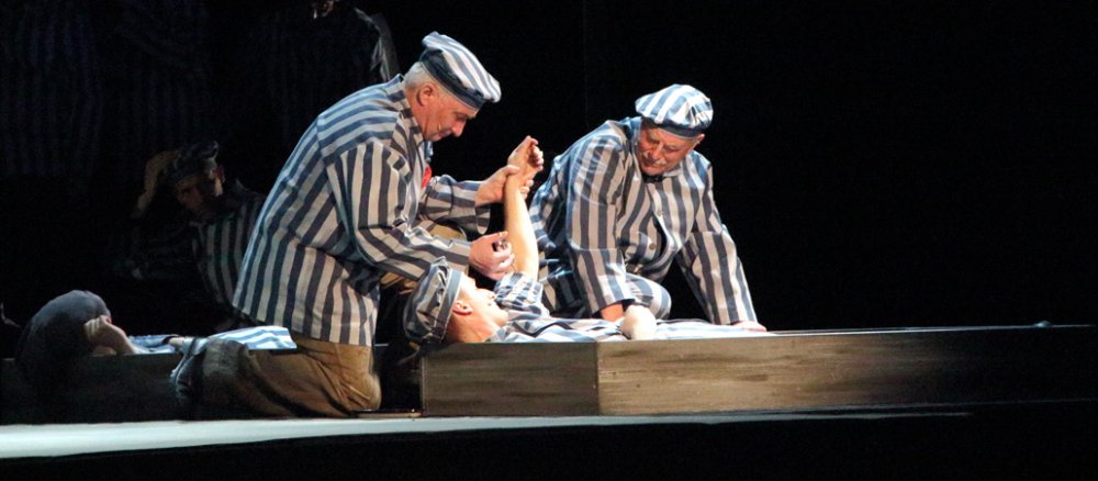 Szene aus der Oper "Chodźić po rukomaj – Auf Händen gehen" über Alois Andritzki.