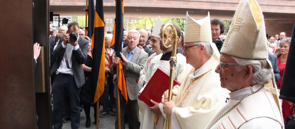 Einzug in die neue Kirche.