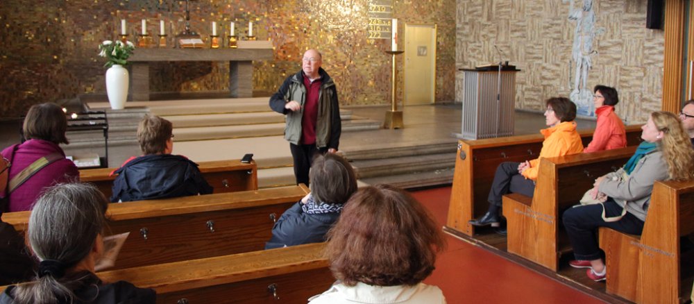Menschen in der Kirche