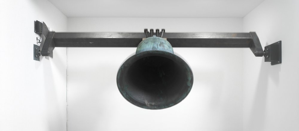 Installation "For Whom" von Kris Martin; eine Glocke ohne Klöppel