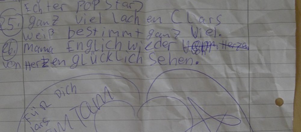Auf einem zerknittertem Zettel stehen die Wünsche 25 und 26: ganz viel lachen und die Mama glücklich sehen.