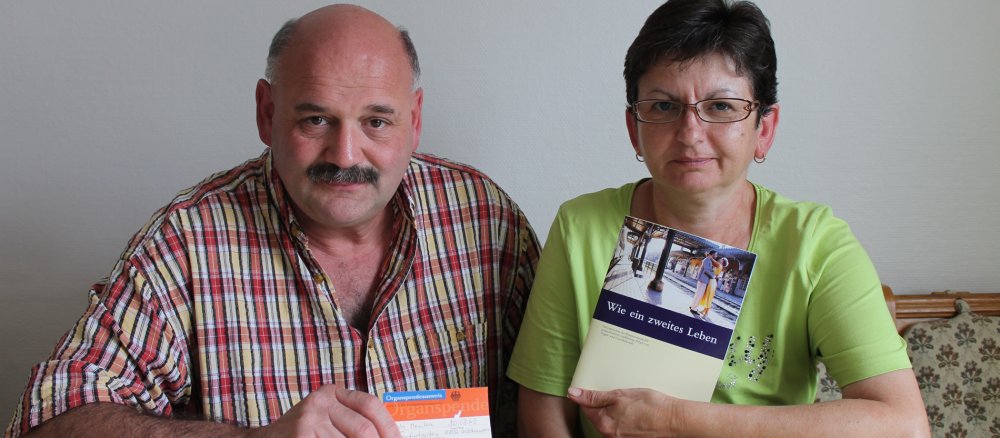 Wolfgang und Monika Raab halten Werbematerial für Organspende in der Hand.