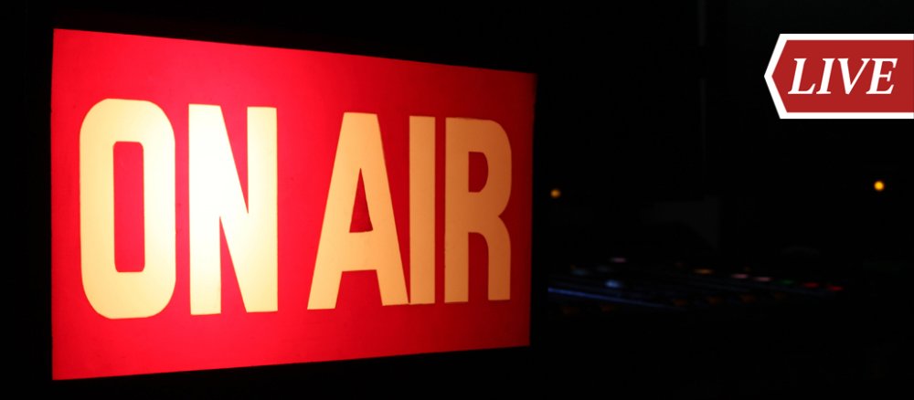 Ein aufleuchtendes "ON AIR"-Schild.