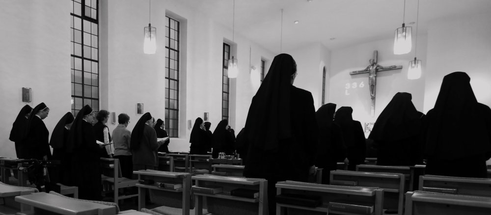 Durch die Fenster scheint die aufgehende Sonne: Ein Bild für Christus – deshalb beginnt die Laudes so früh am morgen.