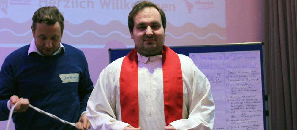 Katholisch.de-Redakteur Matthias Altmann wird zum Nikolaus. Nach dem Schultertuch kommen Albe und Stola dran.