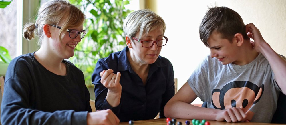 Geschwister spielen im St. Josef-Haus in Berlin