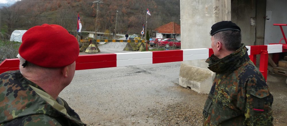 In Sichtweite: Direkt gegenüber des Kontrollpunktes im Nordkosovo wohnen serbische Nationalisten.