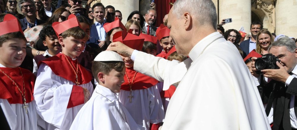 Papst Leo XIV. begrüßt am 8.10.2025 während der wöchentlichen Generalaudienz eine Gruppe von Schülern aus Chicago.