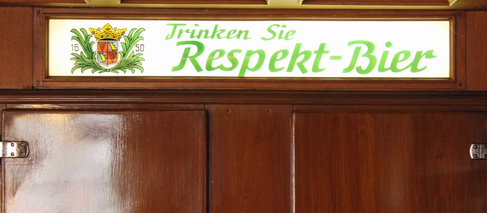 Leuchtreklame mit dem Schriftzug "Trinken Sie Respekt-Bier"