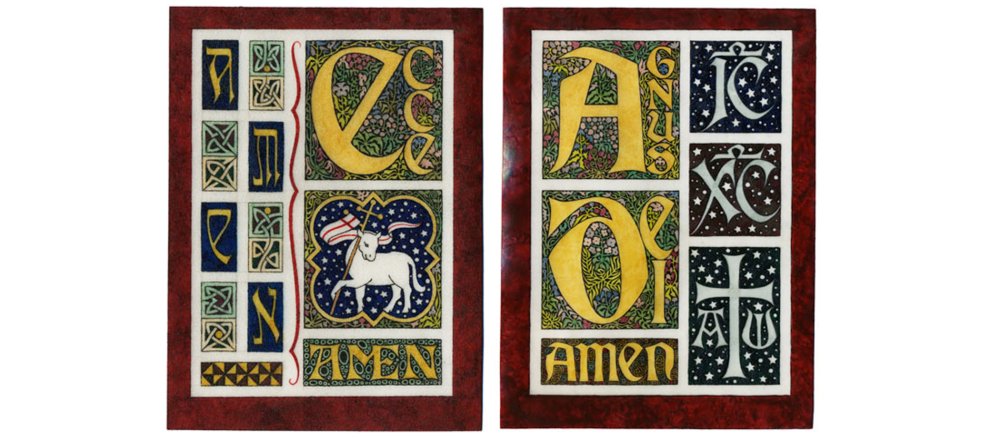 Farbige Gestaltung des Textes "Ecce Agnus Dei" im mittelalterlichen Stil.