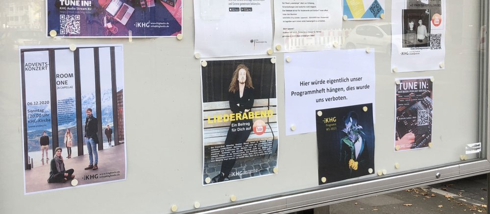 Schaukasten der KHG Köln mit einem Schild: "Hier würde eigentlich unser Programmheft hängen, dies wurde uns verboten."