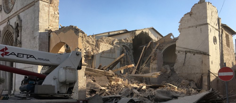 Die Basilika St. Benedikt ist bis auf die Fassade eingestürzt.