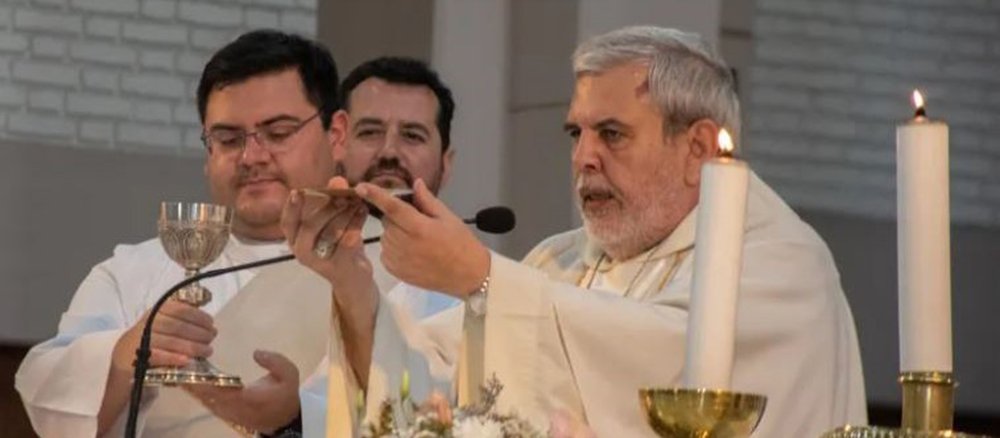 Bischof Gustavo Larrazábal (rechts) zelebriert die Messe