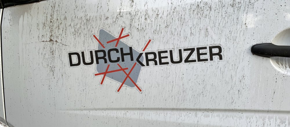 Der Schriftzug Durchkreuzer