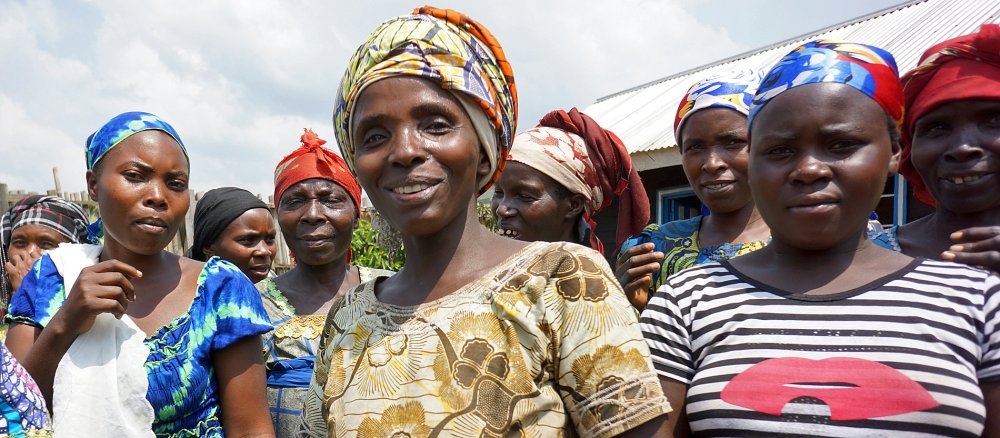 Kongolesische Flüchtlingsfrauen in bunten Gewändern