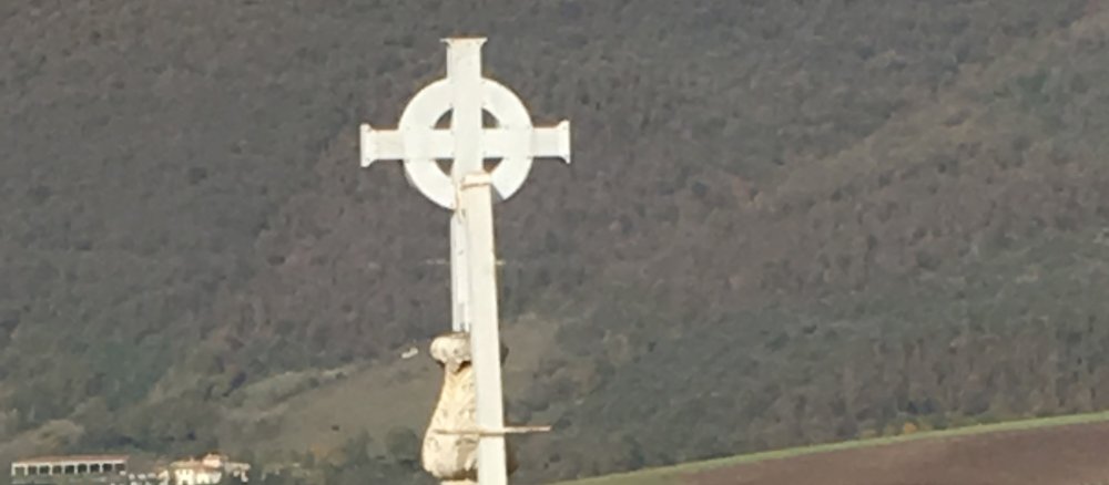 Das Kreuz der nun zerstörten Basilika.