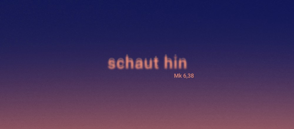 "Schaut hin" als oranger unscharfer Schriftzug auf violettem Hintergrund