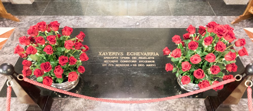 Eine schwarze Bodenplatte kennzeichnet das Grab des im Dezember 2016 verstorbenen Javier Echevarría.