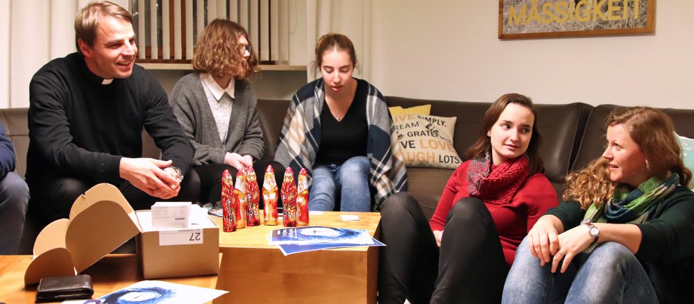 Bischof Oster in einer Besprechung