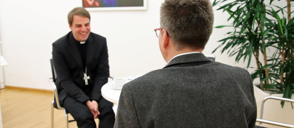 Bischof Oster in einer Besprechung