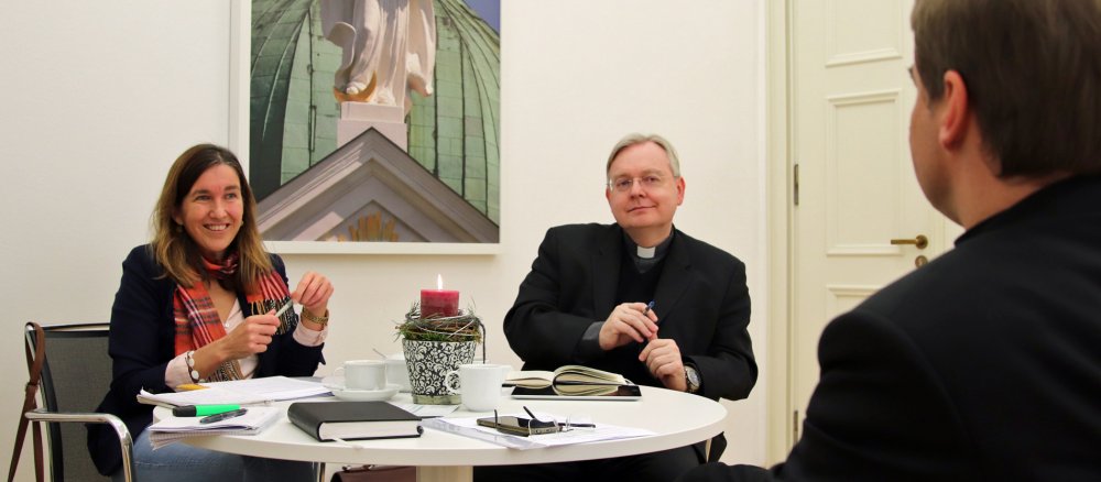 Bischof Oster in einer Besprechung