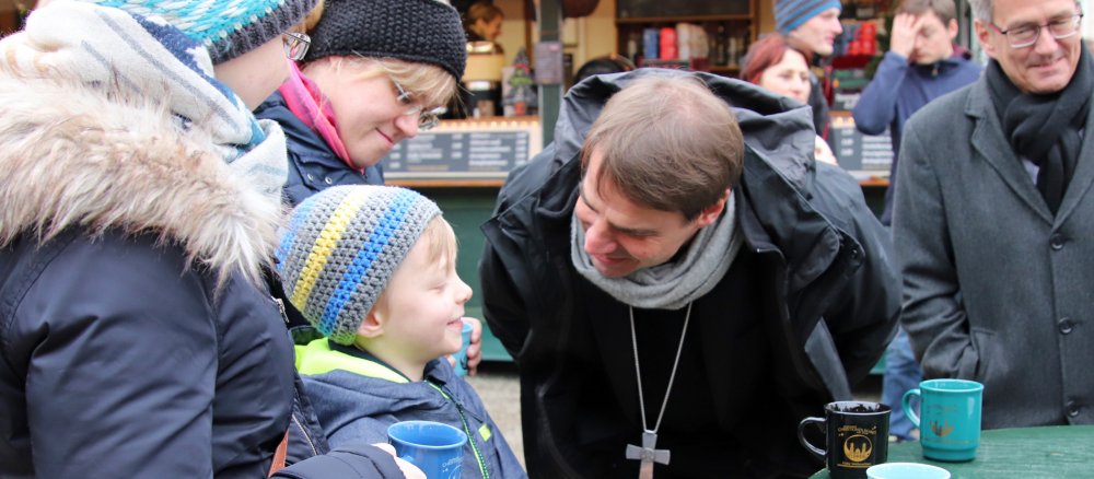 Bischof Oster auf dem Weihnachtsmarkt